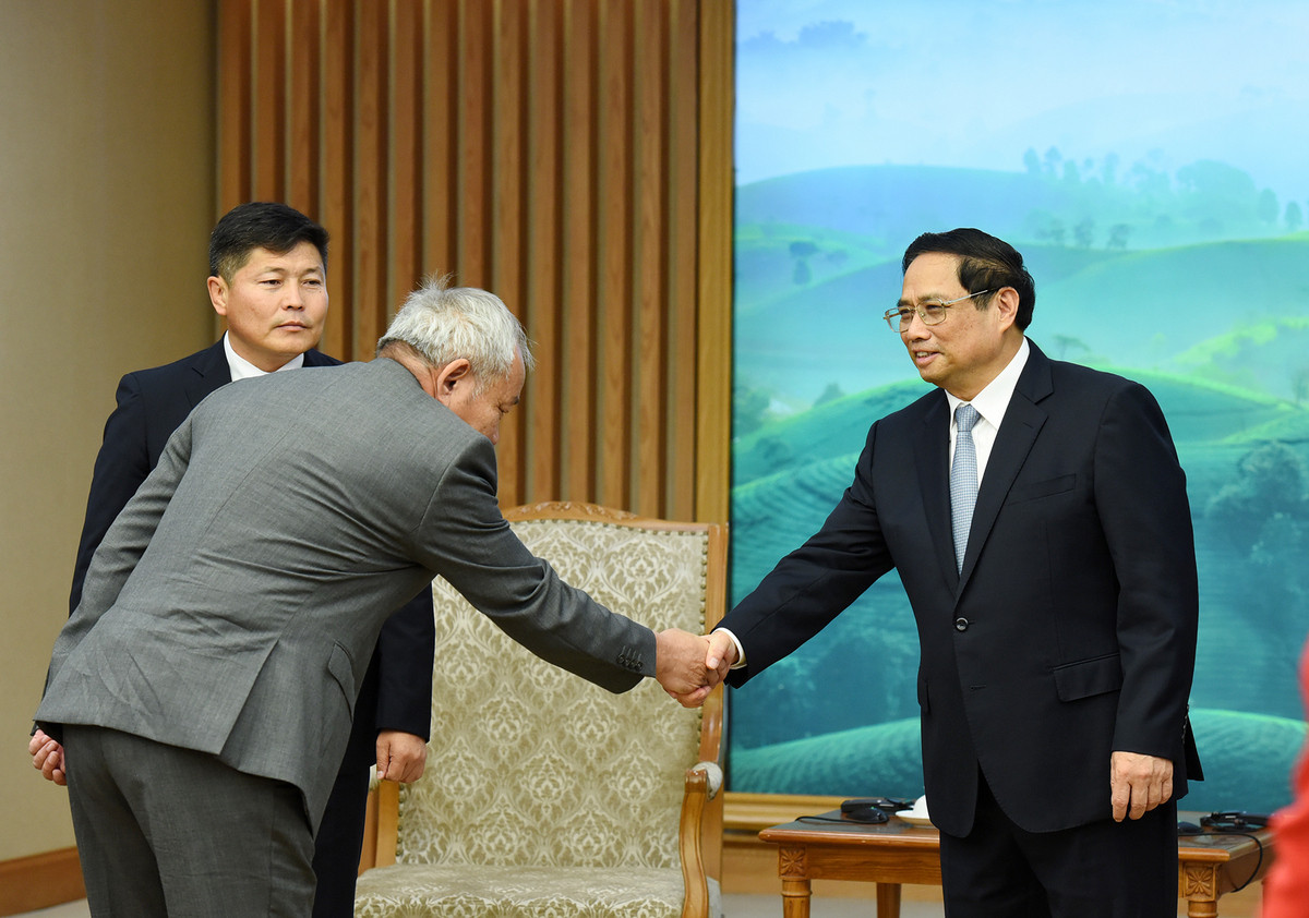 Thủ tướng Phạm Minh Chính đón các thành viên đi cùng Bộ trưởng Tư pháp và Nội vụ Mông Cổ Khishgee Nyambaatar.
