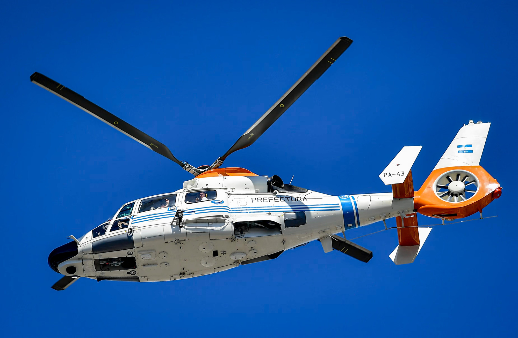 Đội tuyển Argentina phải chuyển sang di chuyển bằng trực thăng để tiếp tục lễ mừng công. (Ảnh: FIFA) Đội tuyển Argentina phải chuyển sang di chuyển bằng trực thăng để tiếp tục lễ mừng công. (Ảnh: FIFA)