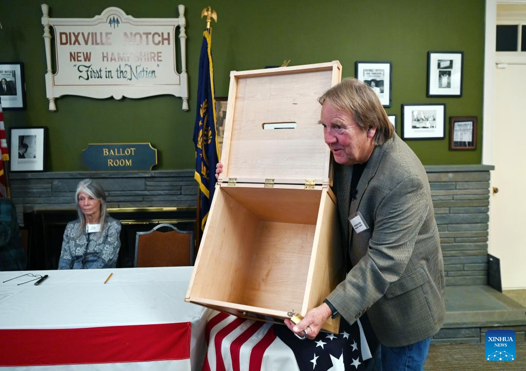Kiểm tra thùng phiếu trước giờ bỏ phiếu ở Dixville Notch, New Hampshire, ngày 4/11/2024. (Ảnh: Xinhua)