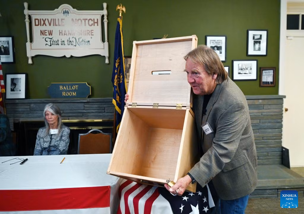 Kiểm tra thùng phiếu trước giờ bỏ phiếu ở Dixville Notch, New Hampshire, ngày 4/11/2024. (Ảnh: Xinhua)