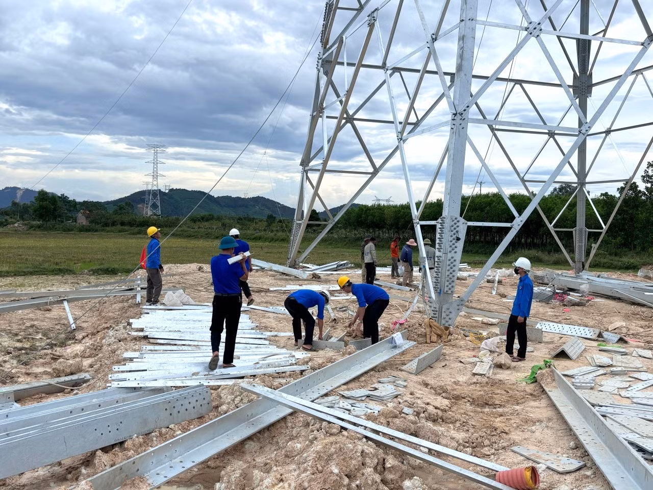 Lực lượng xung kích gồm các đoàn viên thanh niên tỉnh Nghệ An tham gia hỗ trợ công tác thi công dự án.