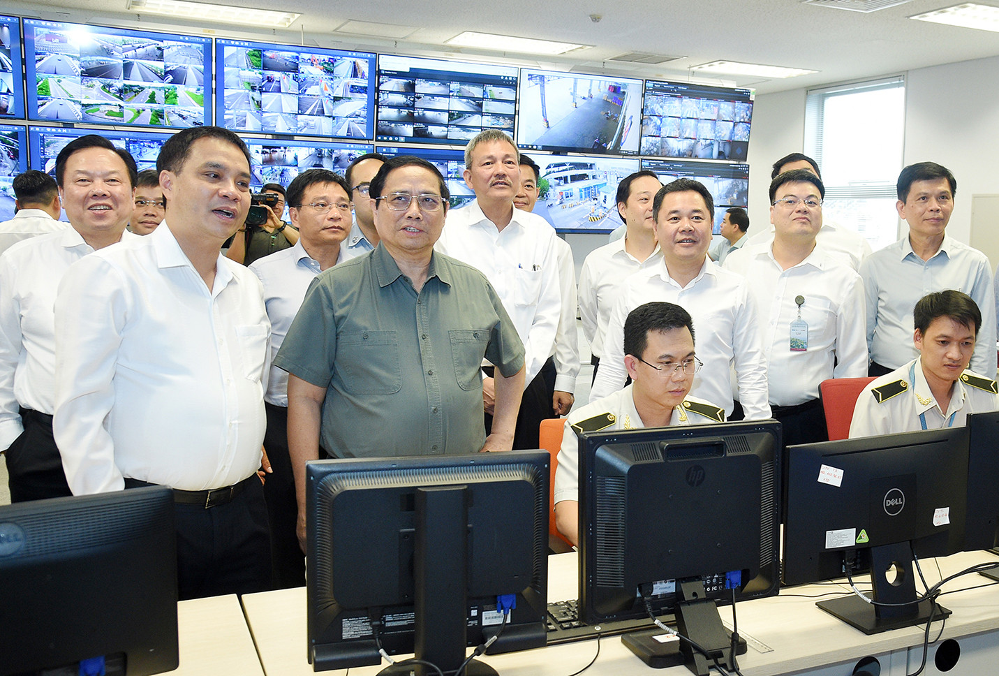 Thủ tướng thăm Trung tâm An ninh sân bay Nội Bài.