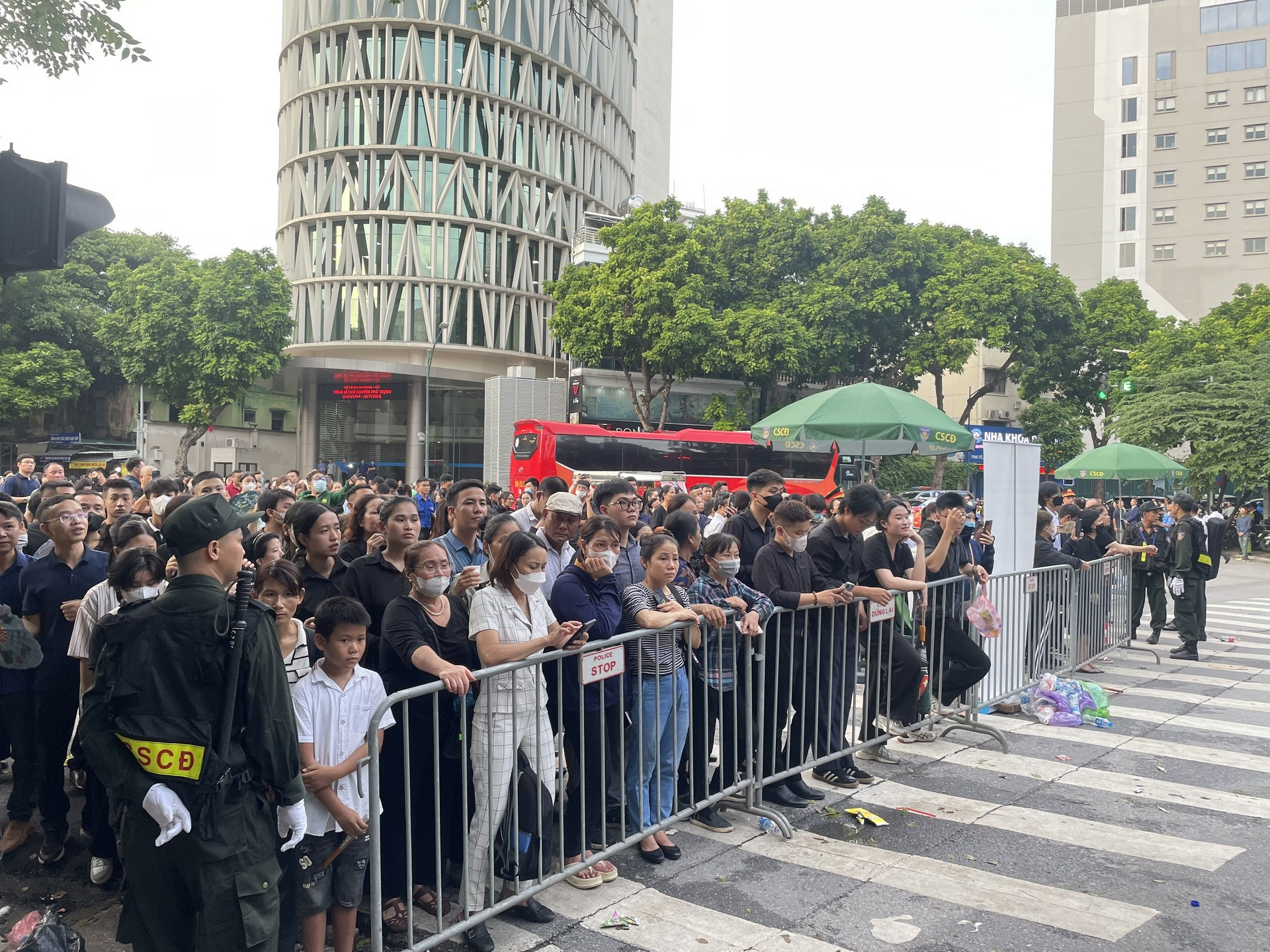 Dòng người vào viếng Tổng Bí thư Nguyễn Phú Trọng được chia thành từng đợt nhằm tránh tình trạng chen lấn.