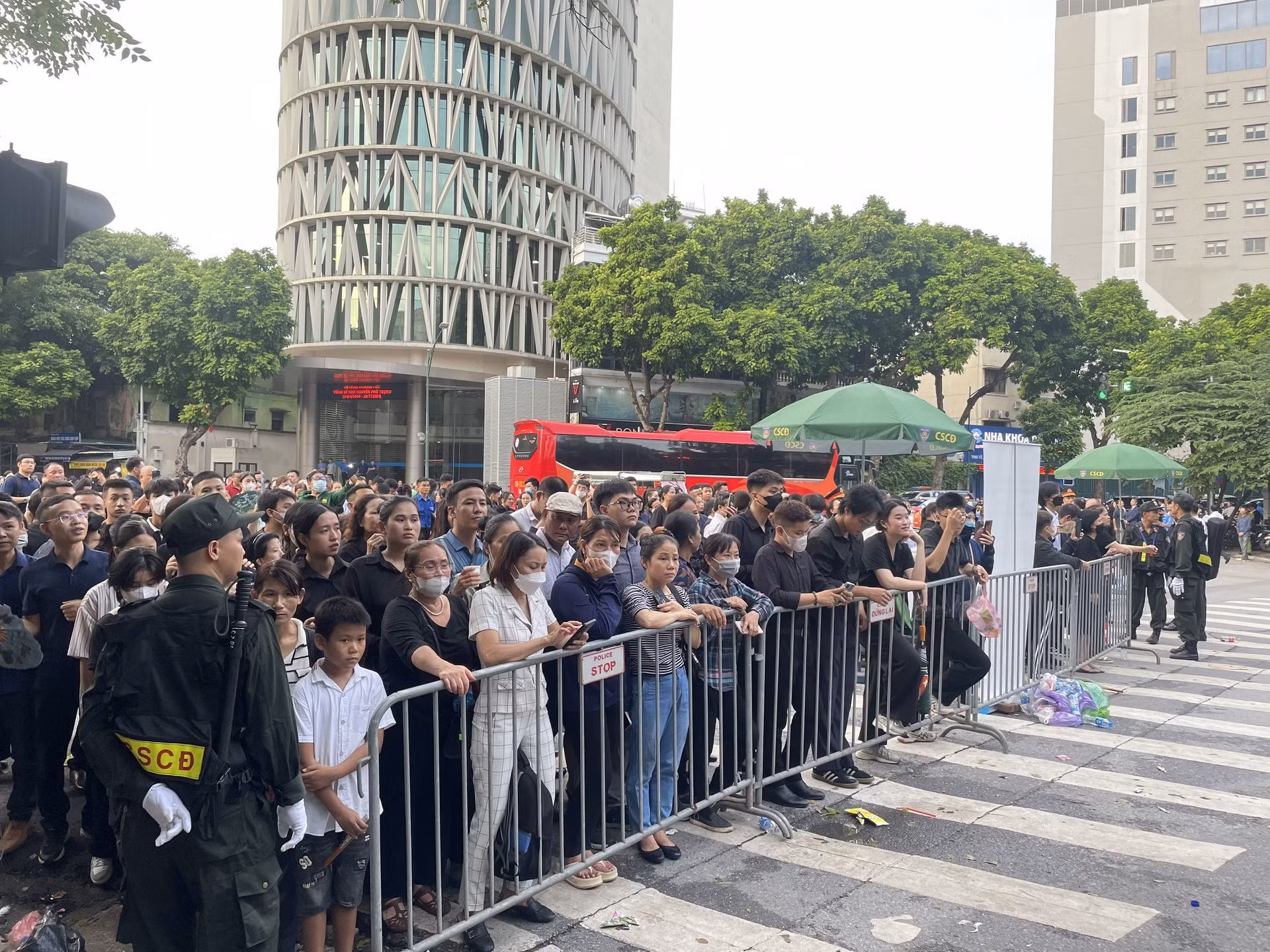 Dòng người vào viếng Tổng Bí thư Nguyễn Phú Trọng được chia thành từng đợt nhằm tránh tình trạng chen lấn.