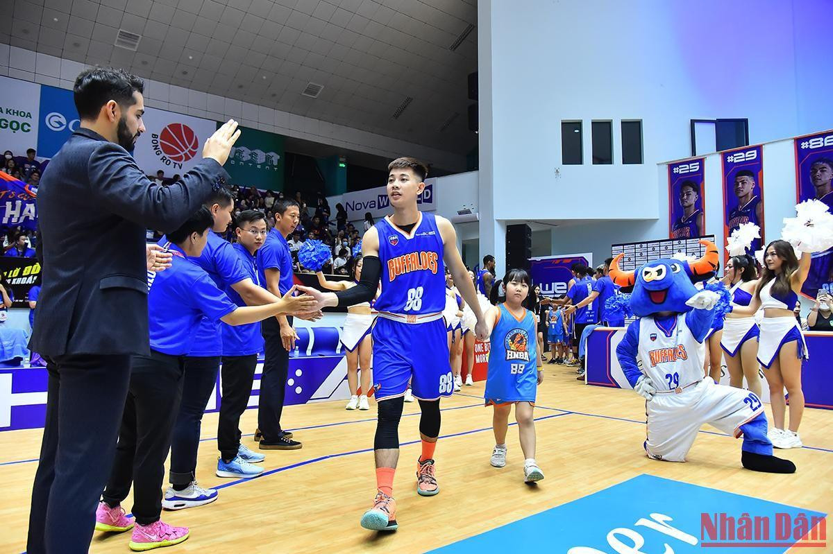 Hanoi Buffaloes bước vào trận đấu với vị thế được đánh giá cao hơn đối thủ cùng thành phố.