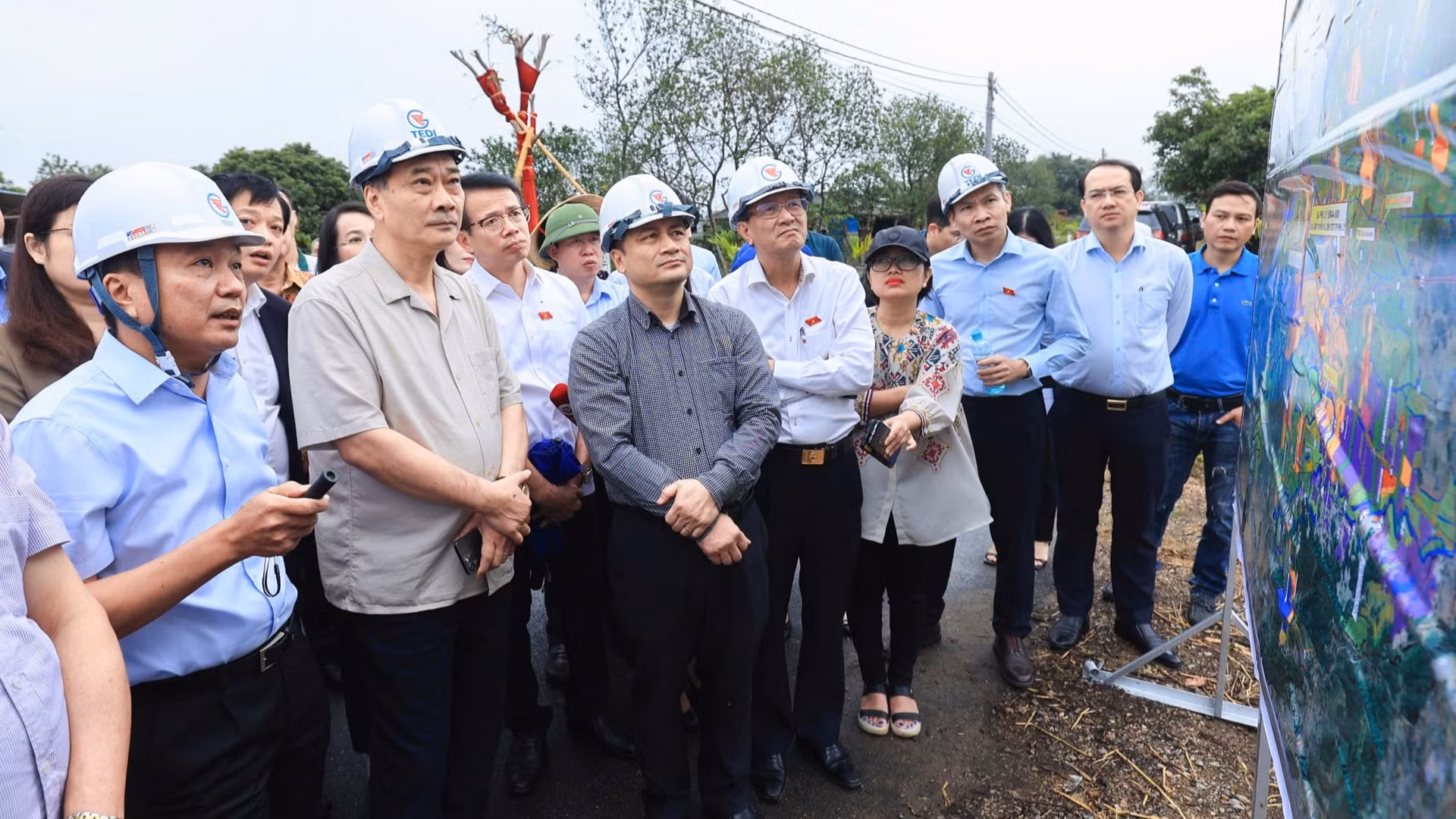 Đoàn công tác Ủy ban Kinh tế của Quốc hội khảo sát vị trí dự kiến đặt ga Nam Định trên tuyến đường sắt tốc độ cao.