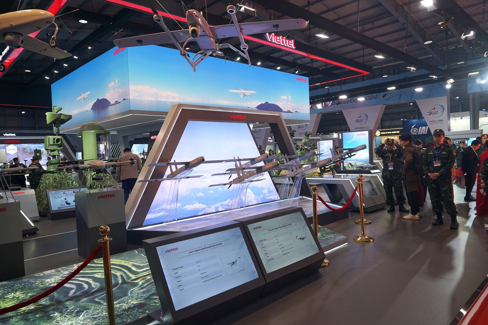 Viettel mang đến triển lãm nhiều thiết bị, công nghệ hiện đại trong lĩnh vực công nghiệp quốc phòng. (Ảnh: TRUNG HƯNG)