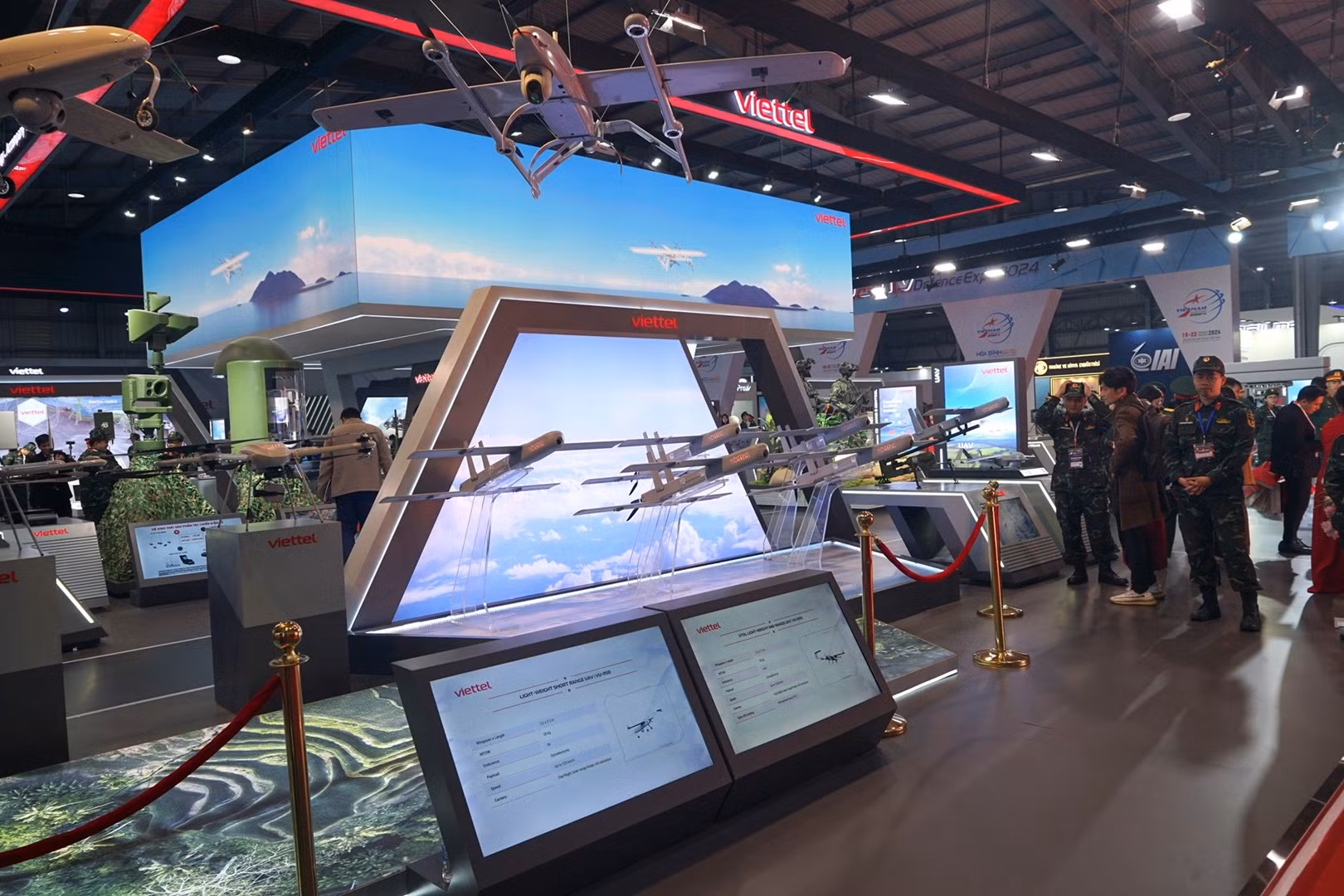 Viettel mang đến triển lãm nhiều thiết bị, công nghệ hiện đại trong lĩnh vực công nghiệp quốc phòng. (Ảnh: TRUNG HƯNG)