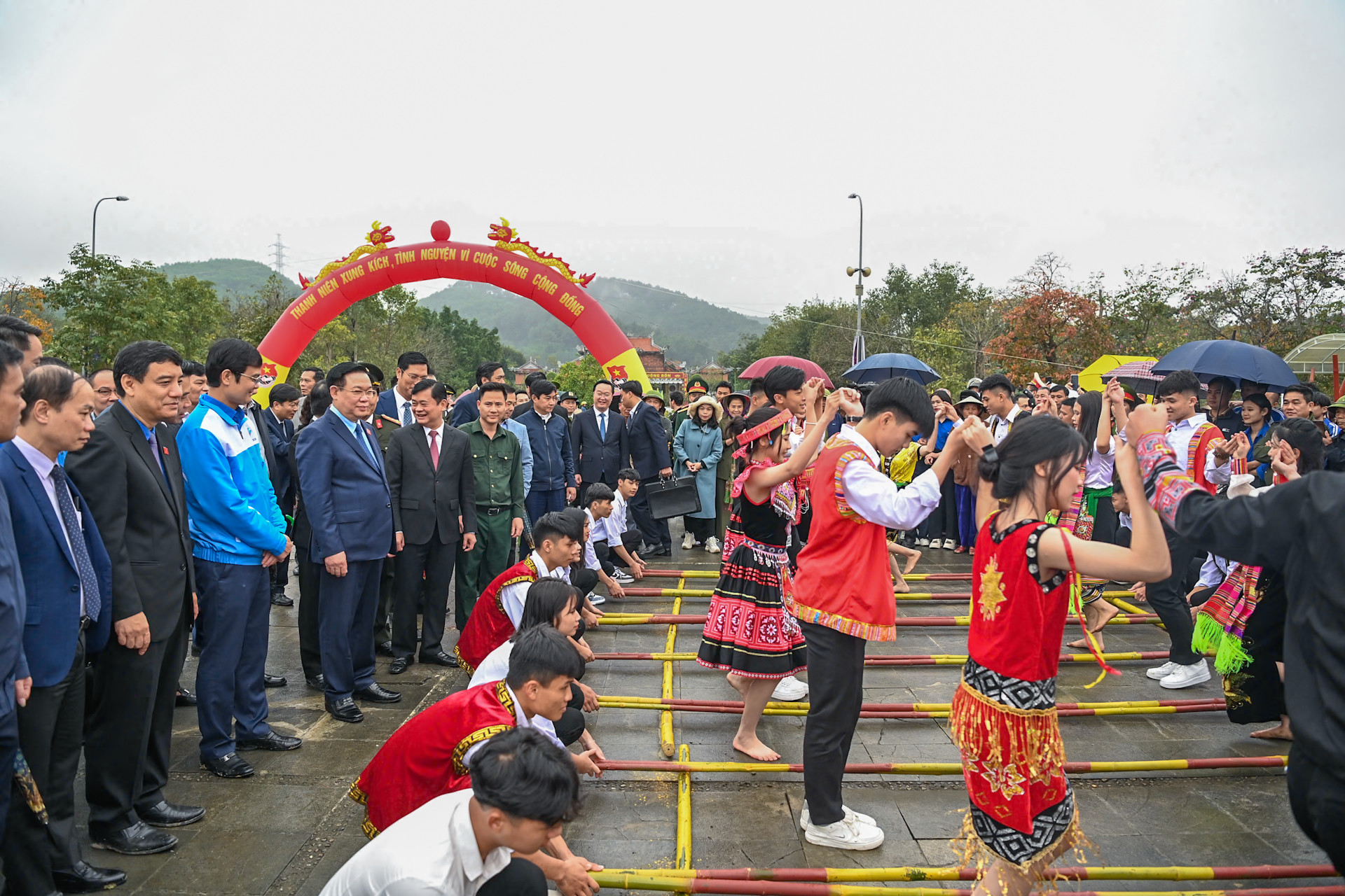 Chủ tịch Quốc hội Vương Đình Huệ với các đoàn viên, thanh niên tại chương trình. Chủ tịch Quốc hội Vương Đình Huệ với các đoàn viên, thanh niên tại chương trình.