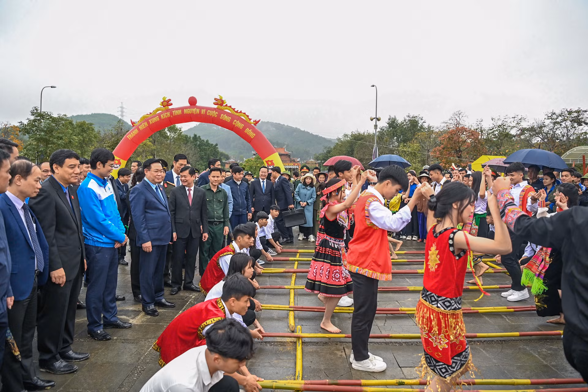 Chủ tịch Quốc hội Vương Đình Huệ với các đoàn viên, thanh niên tại chương trình.