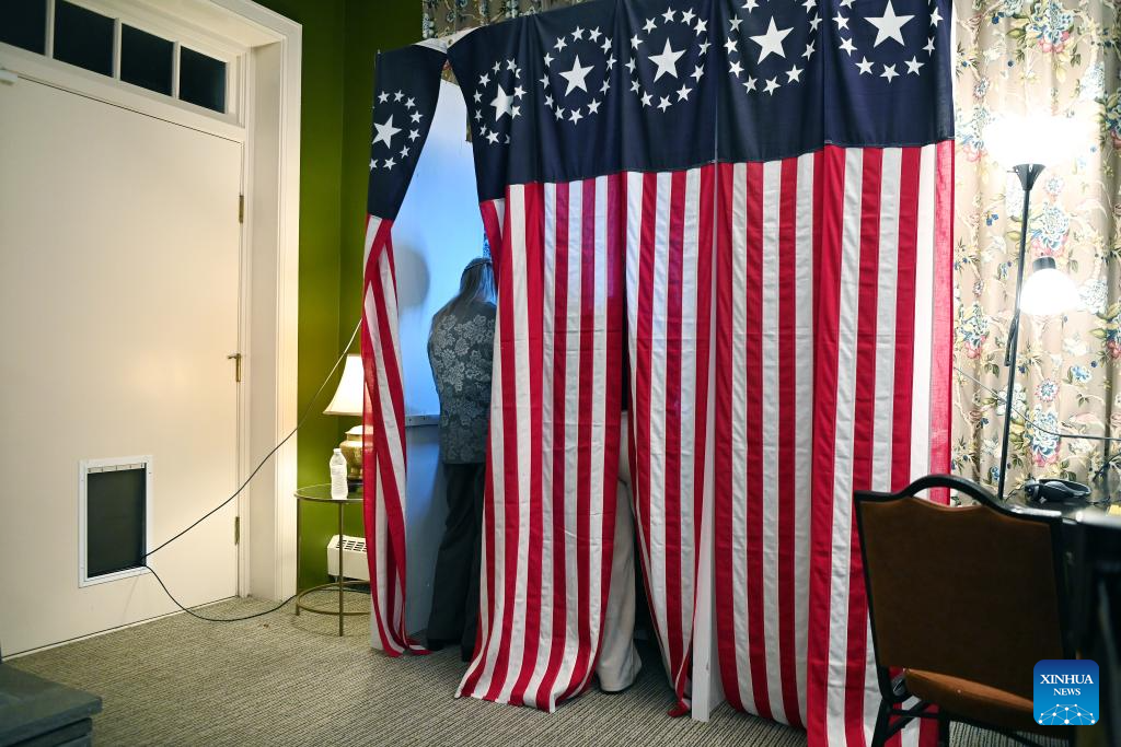 Cử tri điền phiếu bầu trong cuộc bầu cử tổng thống Mỹ tại Dixville Notch, New Hampshire, ngày 5/11/2024. (Ảnh: Xinhua)