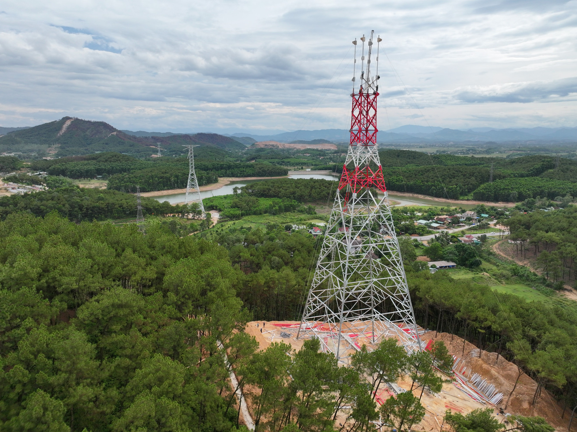 Toàn cảnh công trường thi công cột 338. (Ảnh: TUẤN HUY)