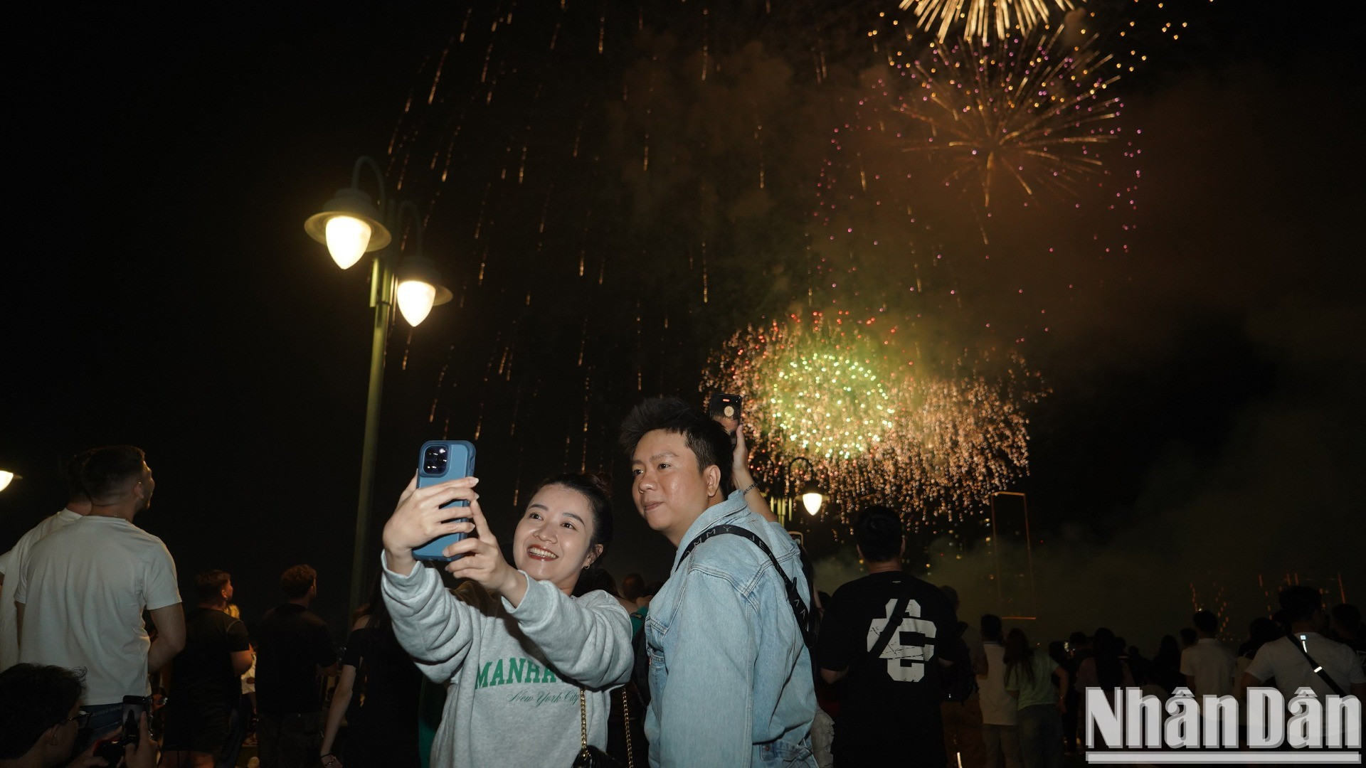 Người dân Thành phố Hồ Chí Minh phấn khởi đón năm mới Ất Tỵ 2025 với màn pháo hoa rực rỡ vào khoảnh khắc giao thừa. (Ảnh: THẾ ANH) Người dân Thành phố Hồ Chí Minh phấn khởi đón năm mới Ất Tỵ 2025 với màn pháo hoa rực rỡ vào khoảnh khắc giao thừa. (Ảnh: THẾ ANH)
