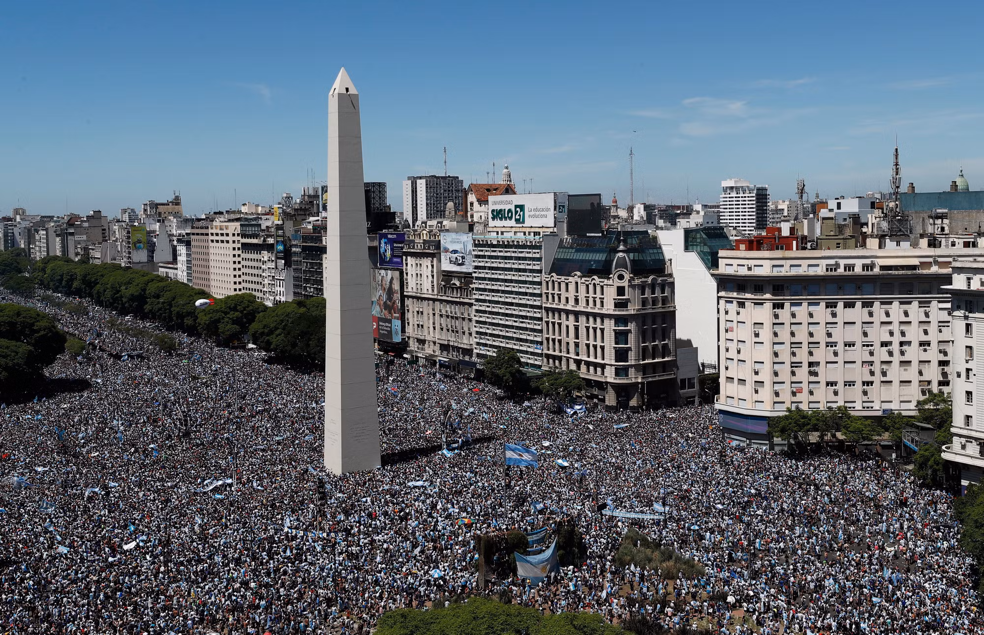 Quang cảnh chung quanh tháp Obelisco với đặc kín người hâm mộ Argentina chờ Messi và đồng đội đến mừng chiến thắng. (Ảnh: Reuters) Quang cảnh chung quanh tháp Obelisco với đặc kín người hâm mộ Argentina chờ Messi và đồng đội đến mừng chiến thắng. (Ảnh: Reuters)