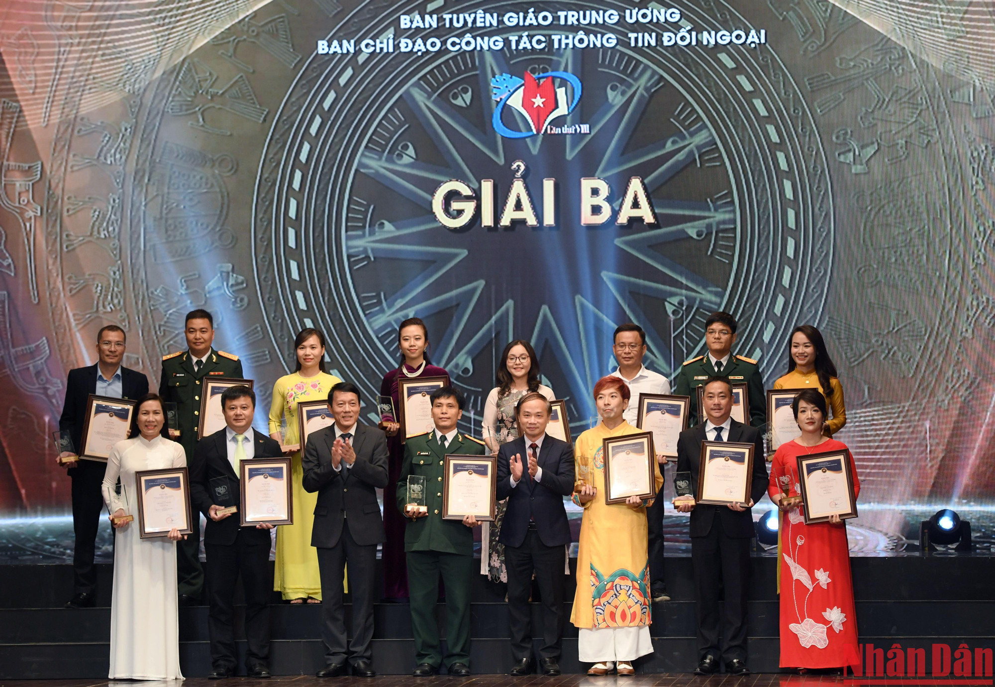 Trao giải Ba cho các tác giả, nhóm tác giả đoạt giải. Trao giải Ba cho các tác giả, nhóm tác giả đoạt giải.