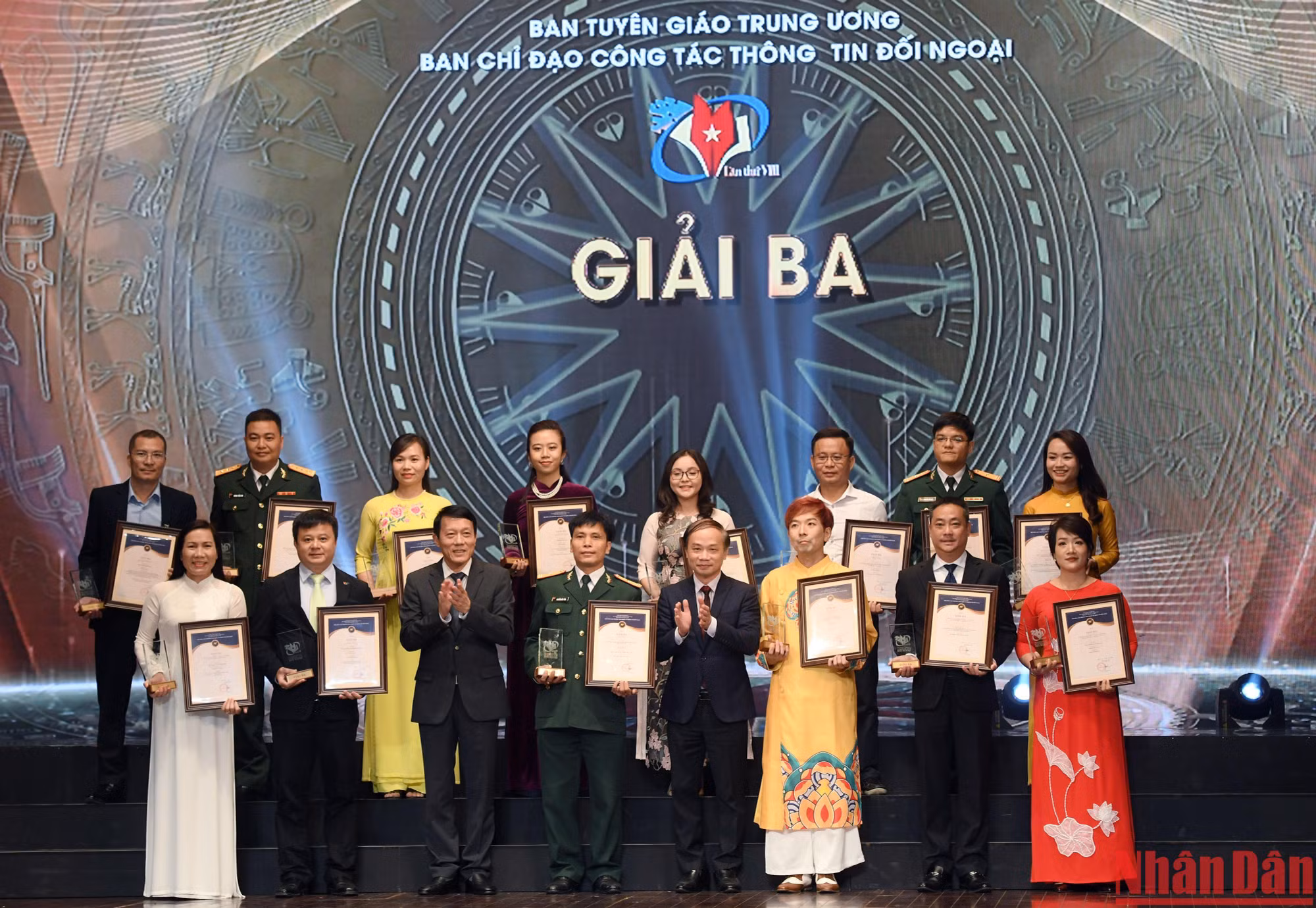 Trao giải Ba cho các tác giả, nhóm tác giả đoạt giải.