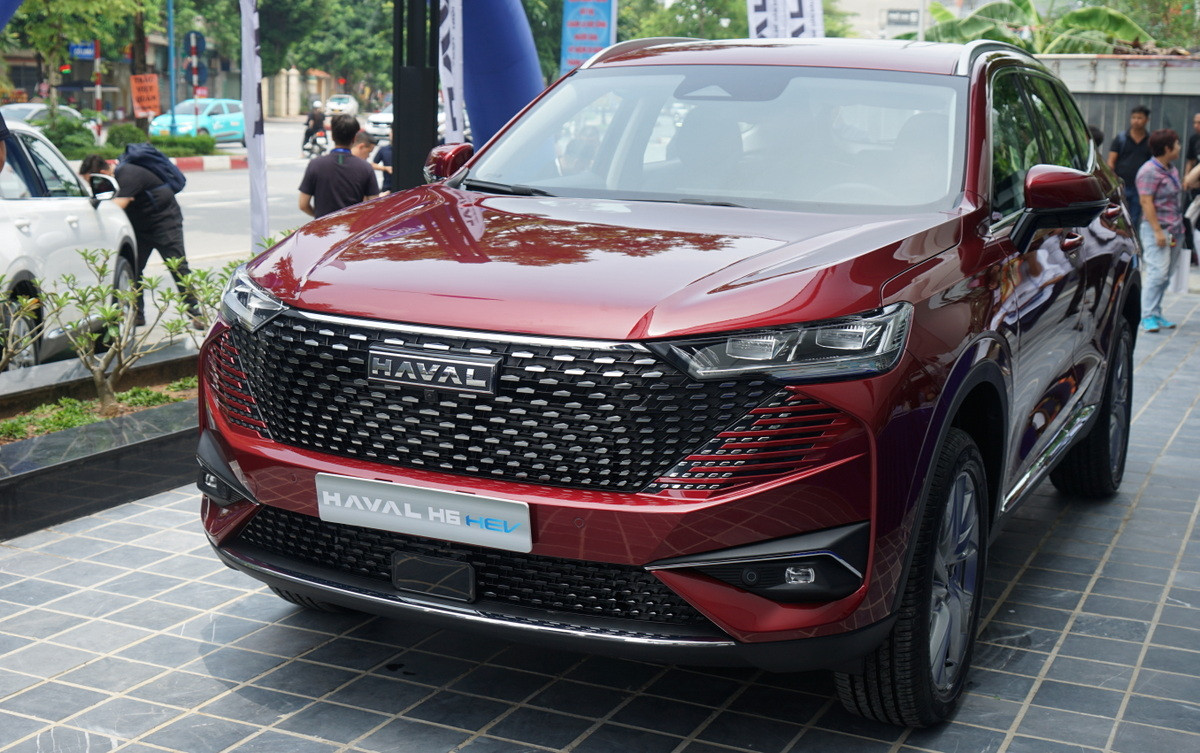 Thiết kế mặt trước chiếc xe gây ấn tượng với nhiều đường nét khá hầm hố.