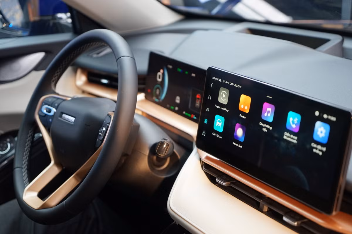 Nội thất xe được bọc da cao cấp và trang bị các tiện nghi hiện đại.