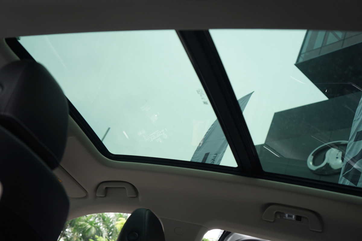 Cửa sổ trời toàn cảnh lớn với kích thước 1.364mm x 870mm, tạo cho người ngồi trong xe cảm giác không gian được mở rộng tối đa.