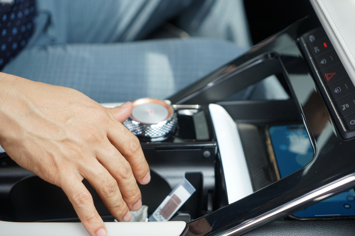 Ngoài ra, xe còn được trang bị các tính năng giải trí, hệ thống âm thanh 8 loa, sạc điện thoại không dây, hệ thống điều hòa tự động 2 vùng nhiệt độ…, cùng hệ thống hỗ trợ lái thông minh.