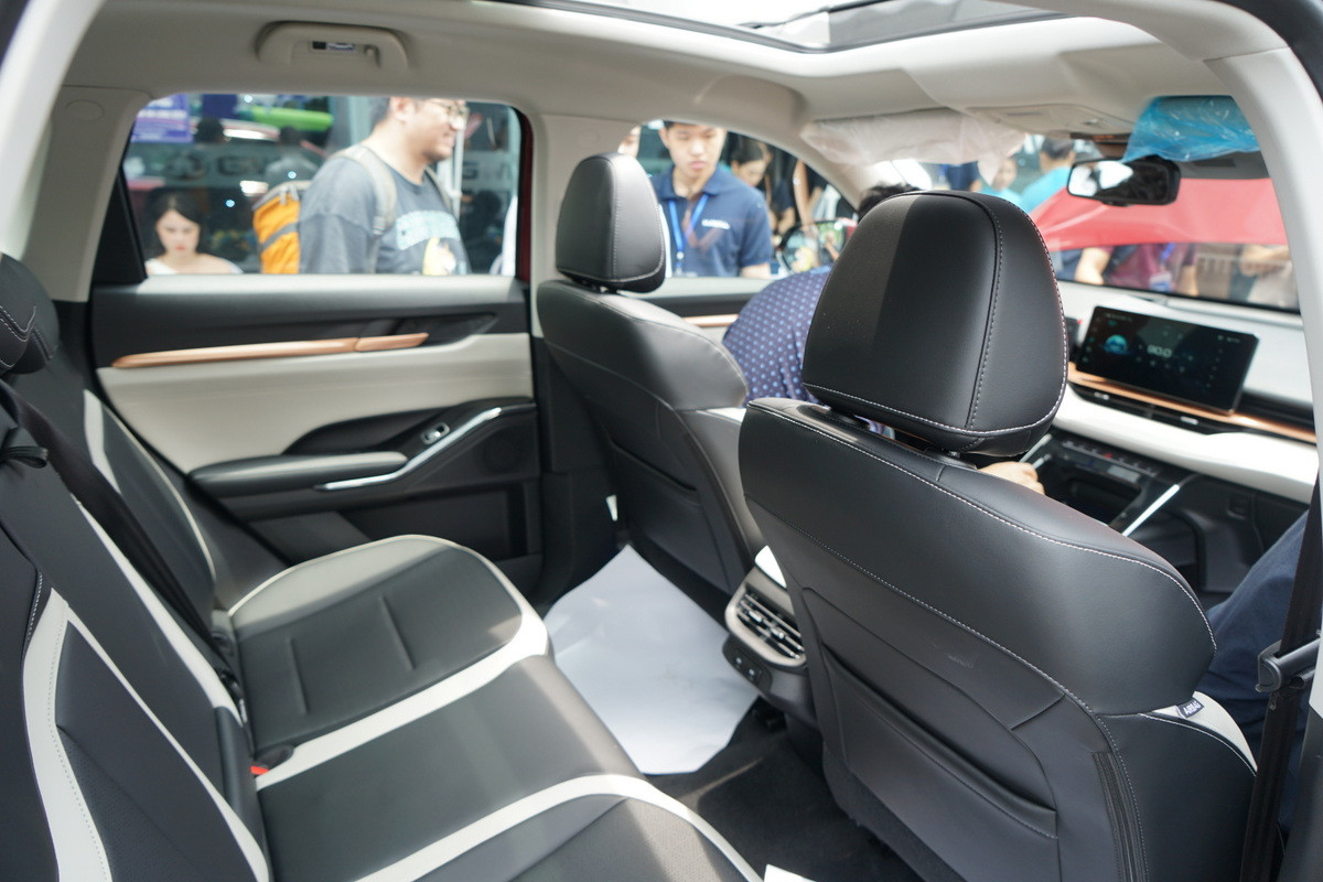 Nội thất xe Haval H6 được thiết kế theo phong cách tối giản, khá rộng rãi so với các dòng SUV cùng hạng C.