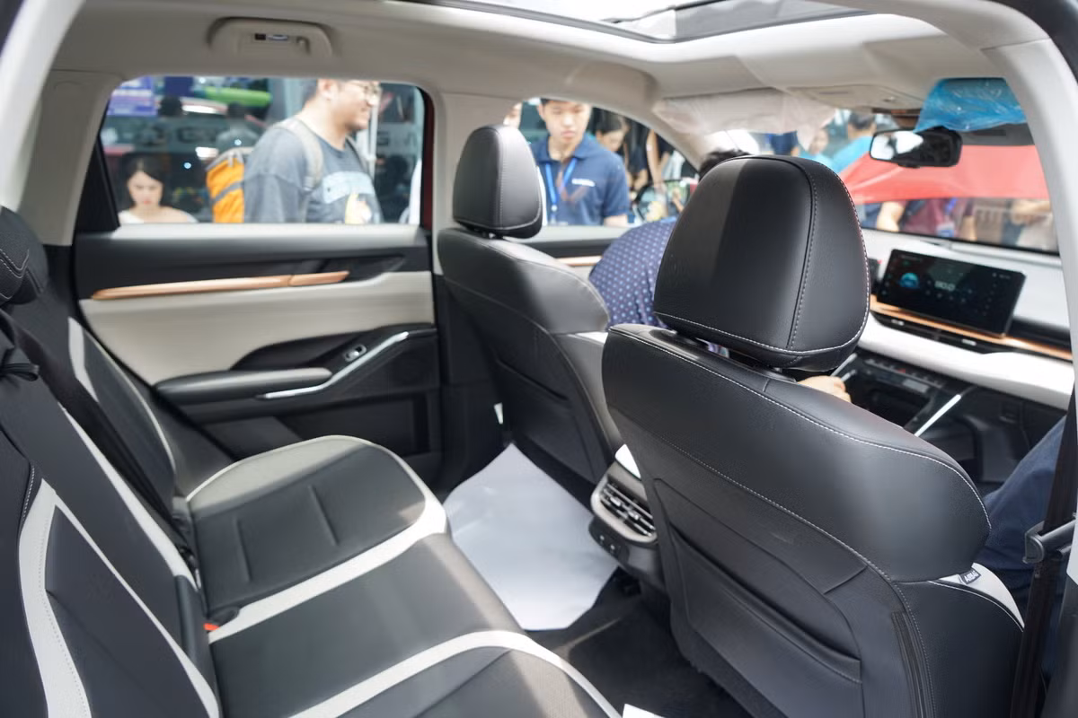 Nội thất xe Haval H6 được thiết kế theo phong cách tối giản, khá rộng rãi so với các dòng SUV cùng hạng C.