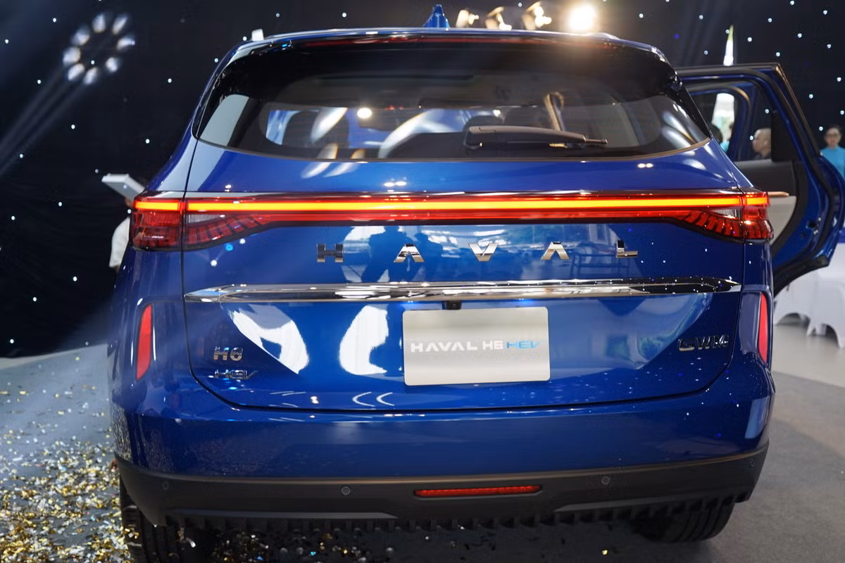 Điểm nhấn phía đuôi xe là cụm đèn hậu LED hiệu ứng 3D hình cầu mây nằm ngang, thiết kế xuyên thấu bắt mắt, ăn nhập với chụp đèn màu đỏ và hình dáng tổng thể của đuôi xe.