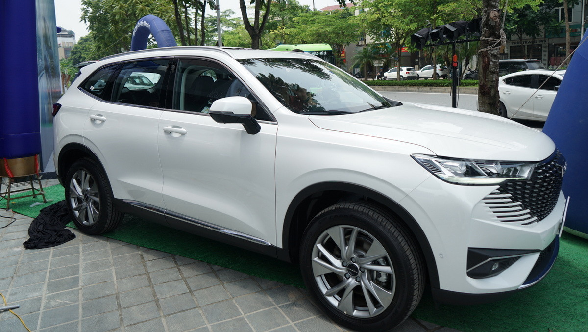 Điểm nhấn các đường cong thon gọn 2 bên thân xe như một dây cung đã sẵn sàng rời cung, kết hợp với bánh trước và bánh sau với mâm xe hợp kim đa chấu khỏe khoắn, đậm chất thể thao.