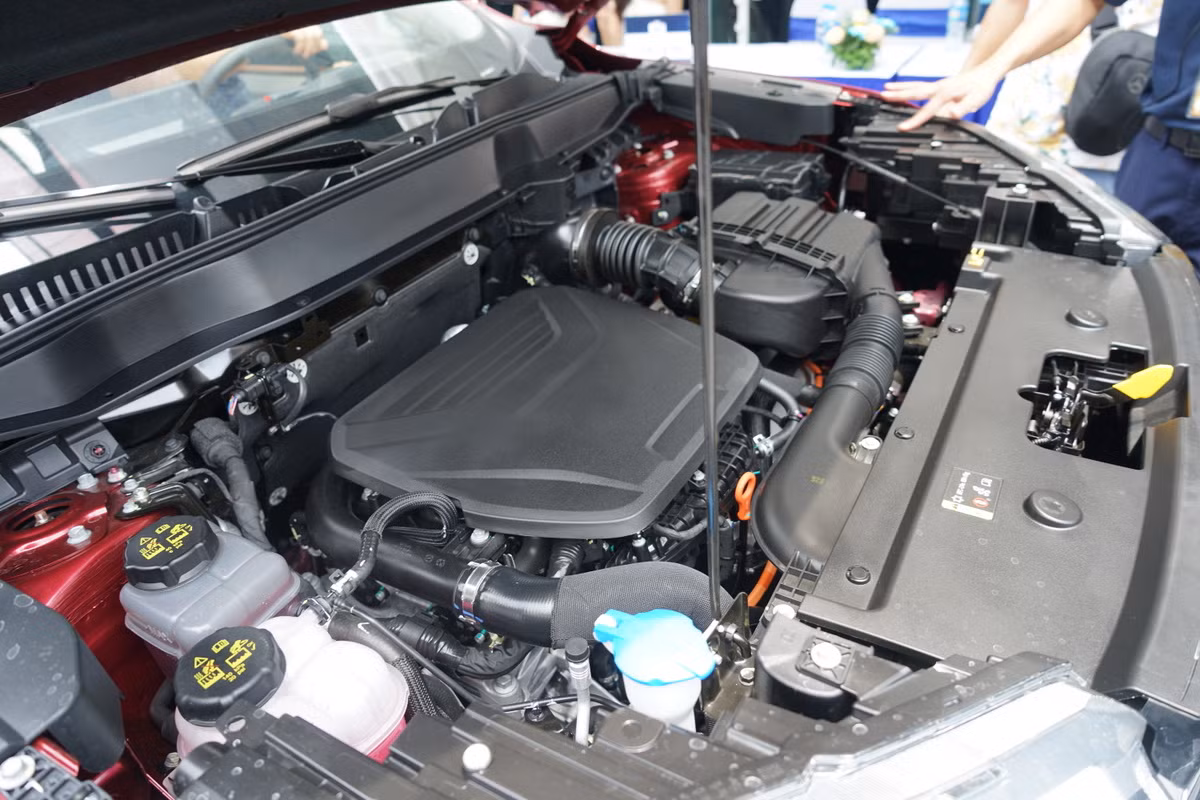 Haval H6 sử dụng công nghệ tiết kiệm nhiên liệu và thân thiện với môi trường, kết hợp giữa 1 động cơ xăng và 1 motor điện. (Ảnh: TRUNG HƯNG)