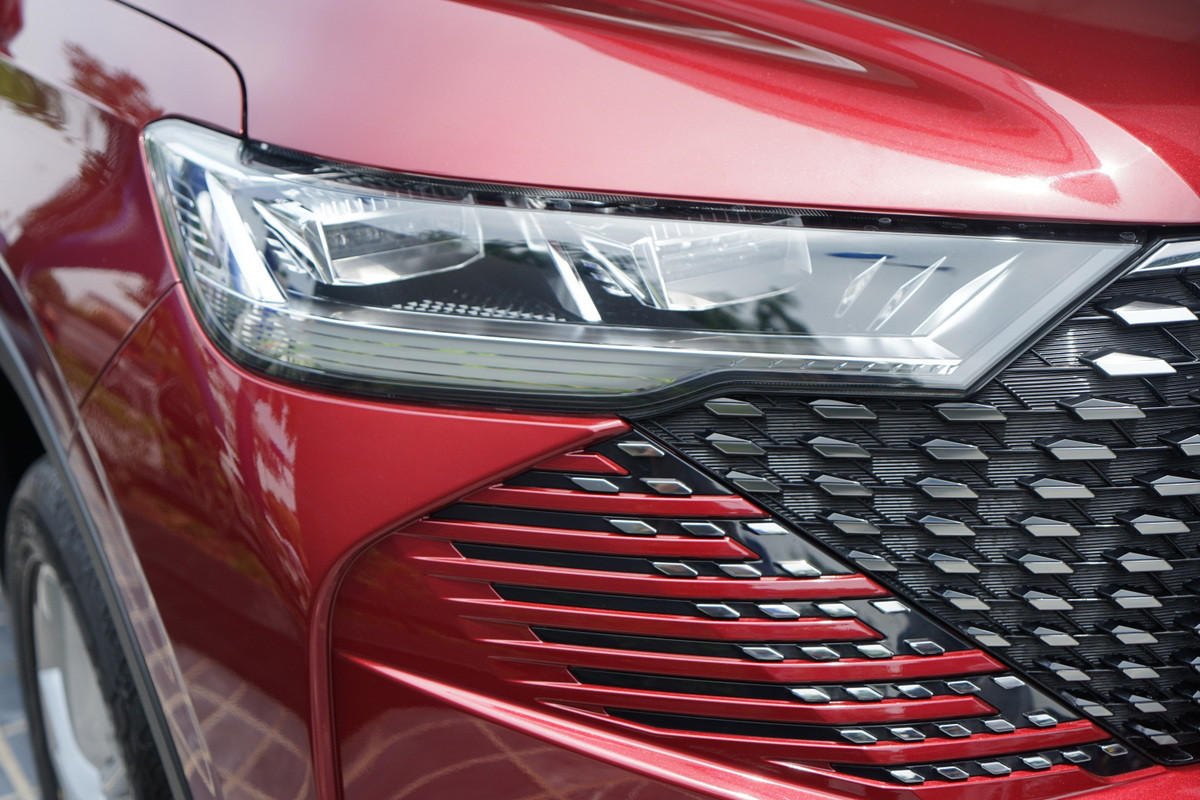 Cụm đèn LED trước tích hợp thấu kính khuếch đại ánh sáng, có tính năng tự động điều chỉnh độ cao. Đèn ban ngày đồng thời là đèn báo rẽ có thiết kế kéo dài dạng nanh sư tử khá ấn tượng, cùng đèn pha dạng LED kiểu ma trận.