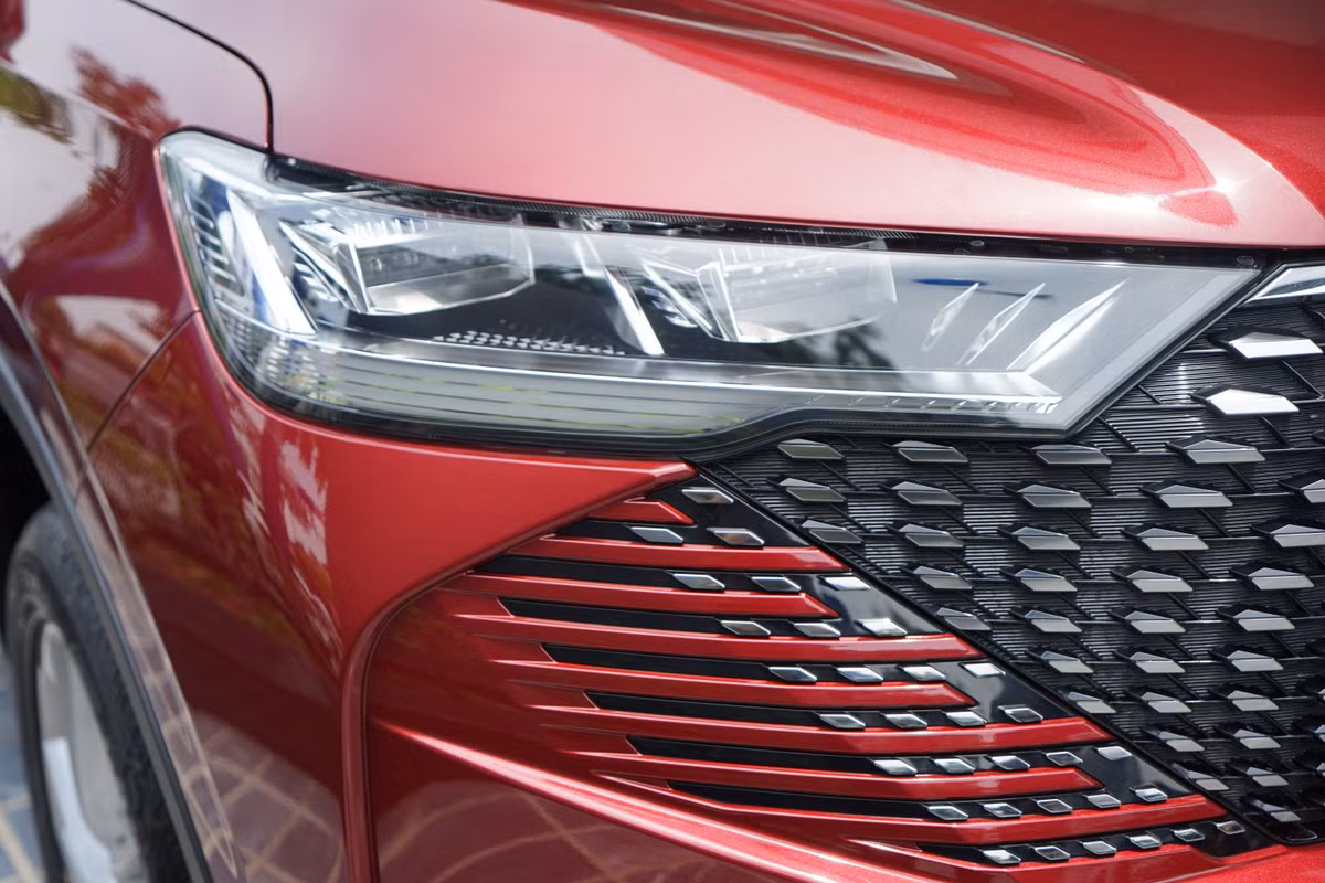 Cụm đèn LED trước tích hợp thấu kính khuếch đại ánh sáng, có tính năng tự động điều chỉnh độ cao. Đèn ban ngày đồng thời là đèn báo rẽ có thiết kế kéo dài dạng nanh sư tử khá ấn tượng, cùng đèn pha dạng LED kiểu ma trận.