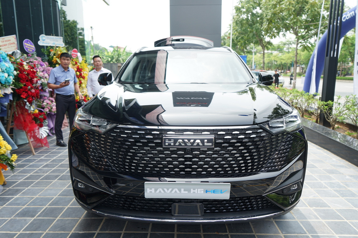 Mặt trước chiếc SUV Haval H6 đầu tiên tại Việt Nam. Chiếc xe của thương hiệu GWM đã chính thức mở bán tại thị trường Việt Nam với nhiều tính năng nổi bật, đáng chú ý nhất là động cơ sử dụng công nghệ hybrid duy nhất trong phân khúc SUV hạng C. (Ảnh: TRUNG HƯNG)
