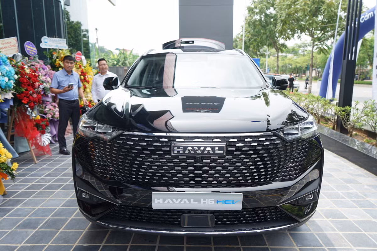 Mặt trước chiếc SUV Haval H6 đầu tiên tại Việt Nam. Chiếc xe của thương hiệu GWM đã chính thức mở bán tại thị trường Việt Nam với nhiều tính năng nổi bật, đáng chú ý nhất là động cơ sử dụng công nghệ hybrid duy nhất trong phân khúc SUV hạng C. (Ảnh: TRUNG HƯNG)