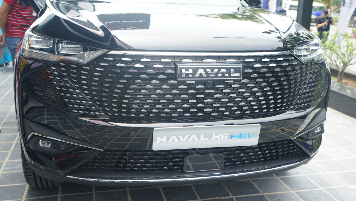 Lưới tản nhiệt được thiết kế ấn tượng, lấy cảm hứng từ bầu trời sao rơi, nối liền và mở rộng với 3 chiều xếp chồng theo mô hình hình học cổ điển.