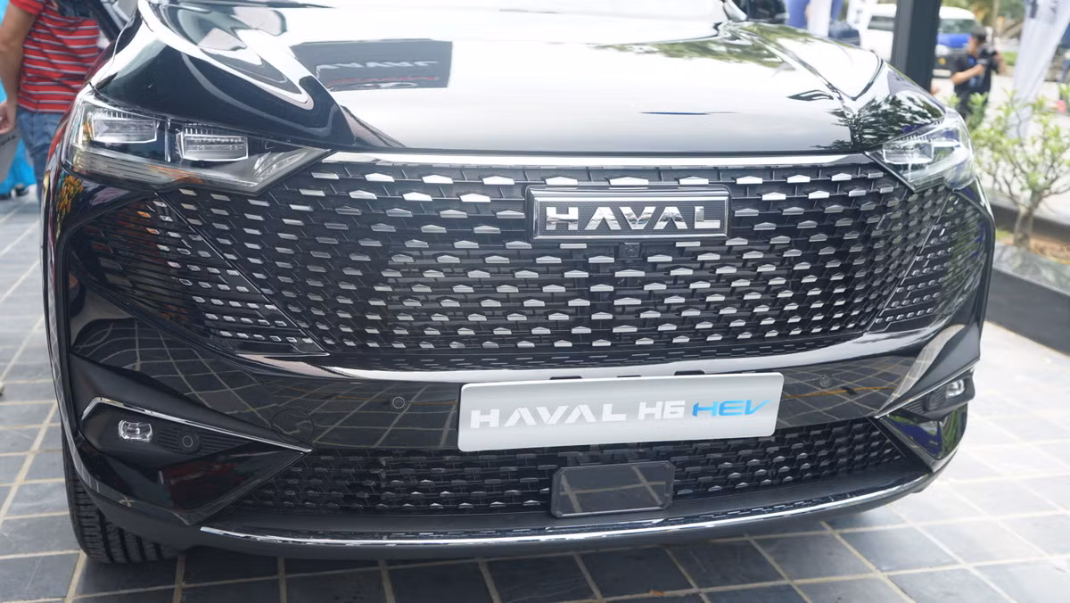 Lưới tản nhiệt được thiết kế ấn tượng, lấy cảm hứng từ bầu trời sao rơi, nối liền và mở rộng với 3 chiều xếp chồng theo mô hình hình học cổ điển.