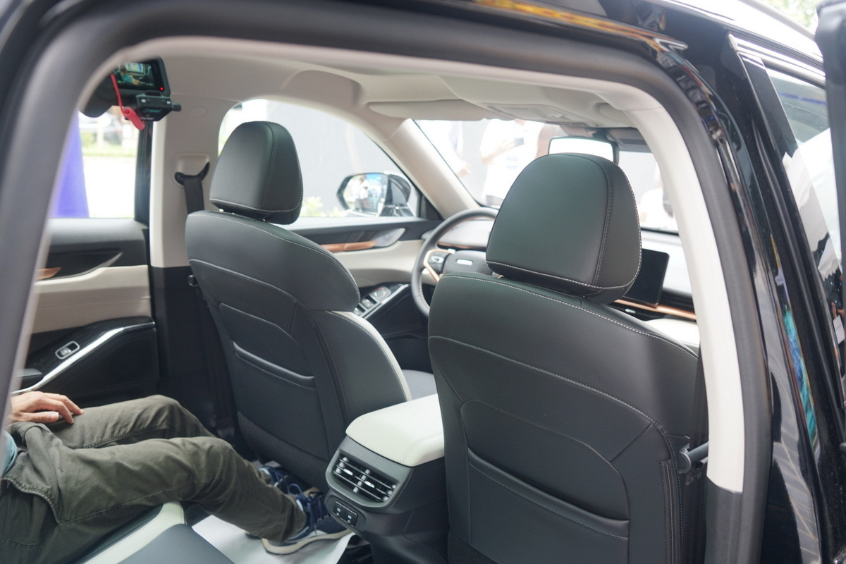 Thêm vào đó, chiều dài cơ sở của xe được tăng lên khiến cho hàng ghế sau cũng trở nên rộng rãi hơn.