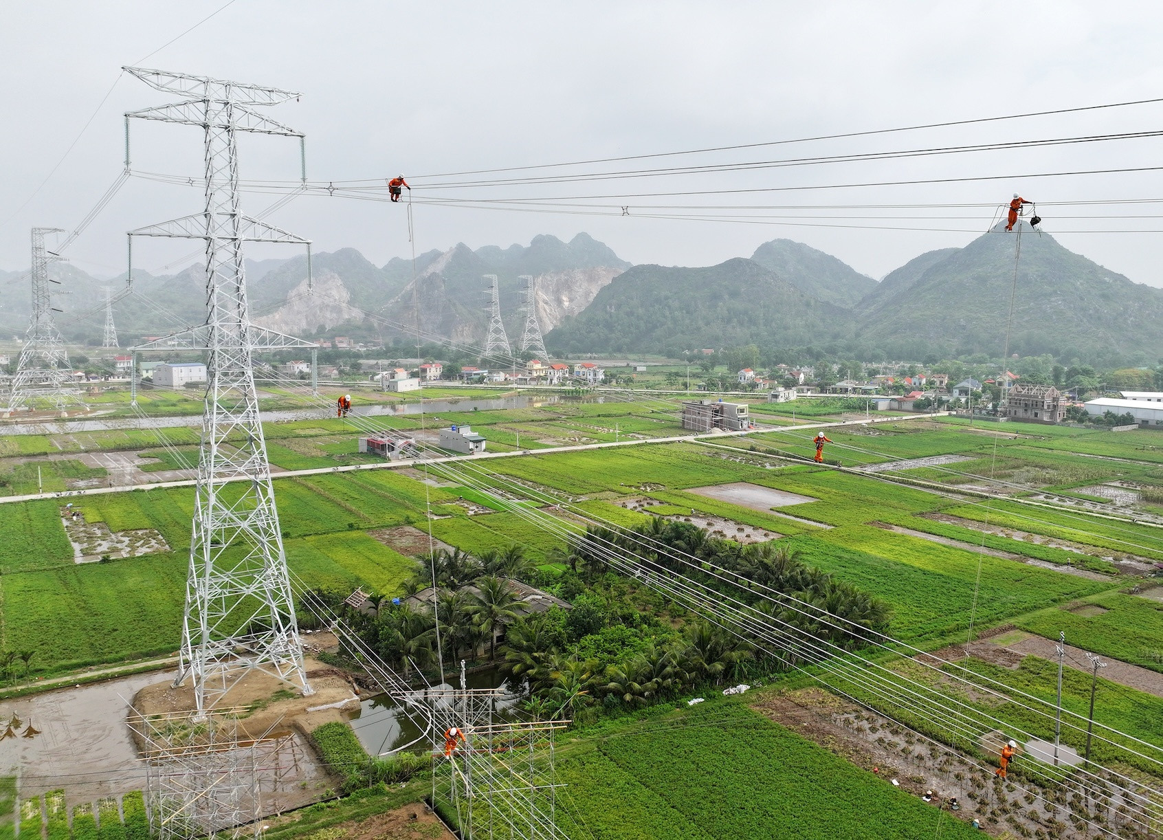 Thi công dự án đường dây 500kV mạch 3 trên địa bàn tỉnh Thanh Hóa. (Ảnh: TUẤN HUY)