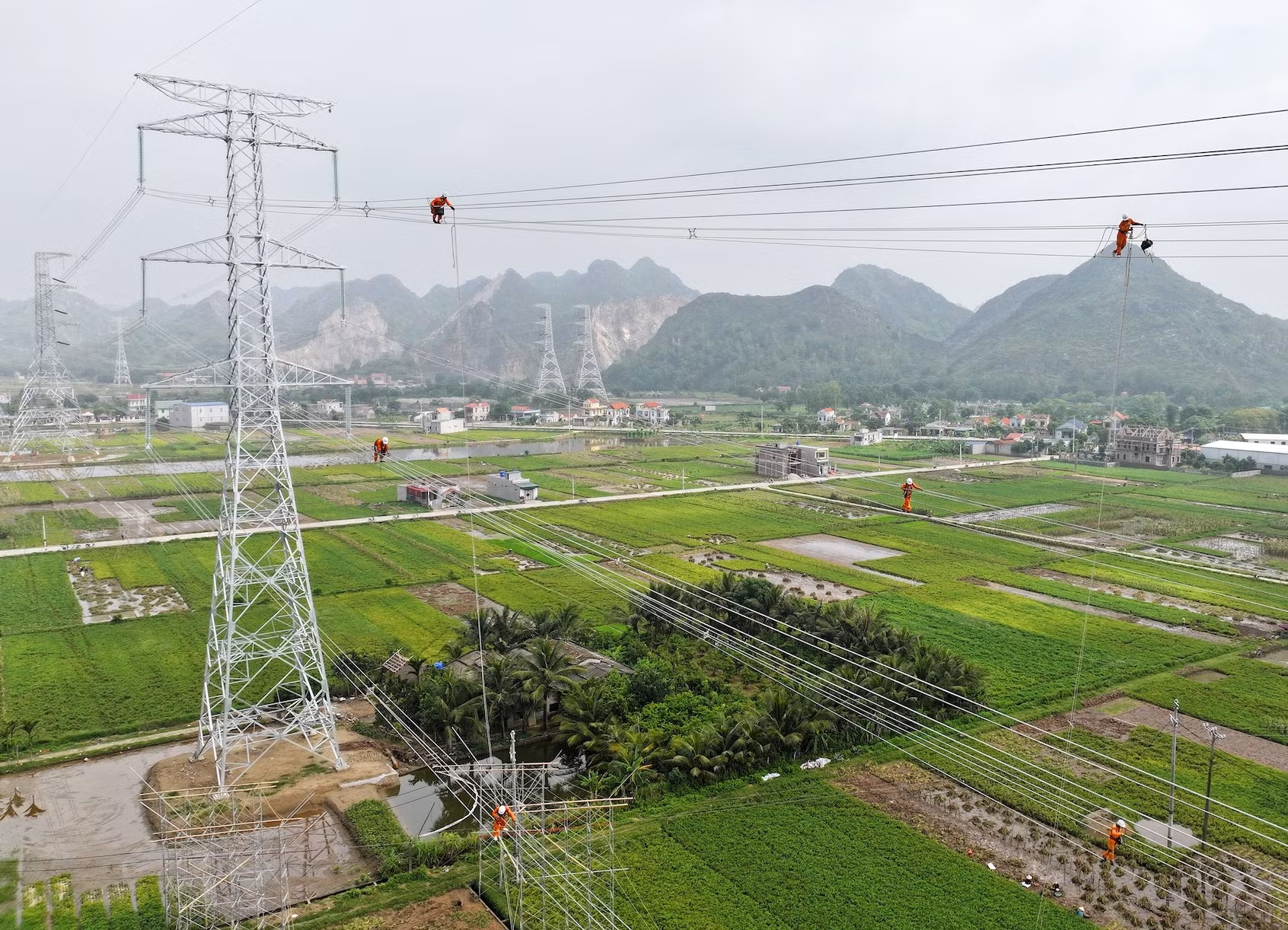 Thi công dự án đường dây 500kV mạch 3 trên địa bàn tỉnh Thanh Hóa. (Ảnh: TUẤN HUY)