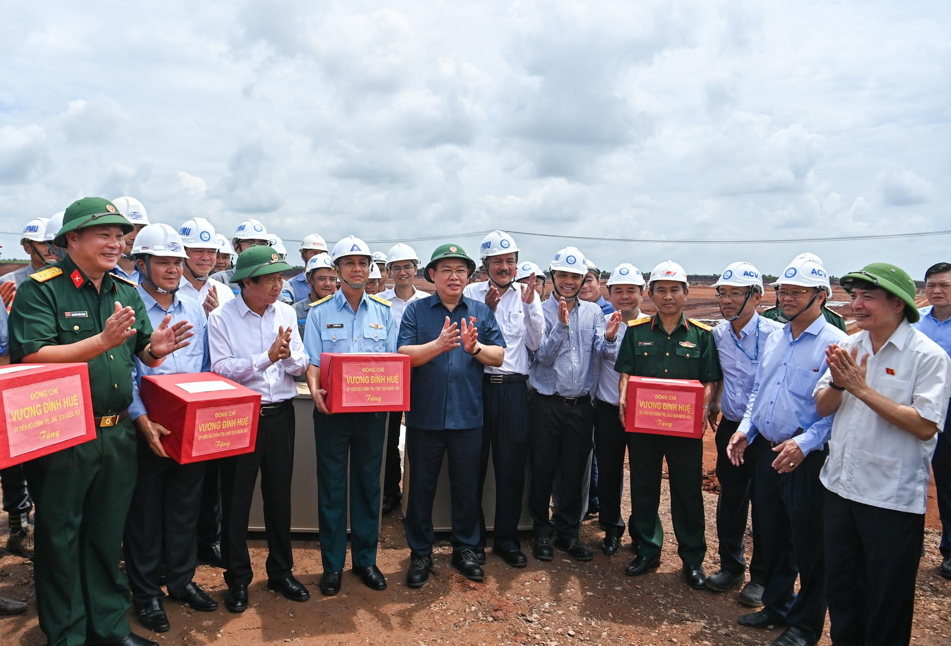 Chủ tịch Quốc hội Vương Đình Huệ, Phó Thủ tướng Chính phủ Lê Văn Thành cùng các đại biểu tặng quà động viên công nhân thi công dự án sân bay Long Thành.