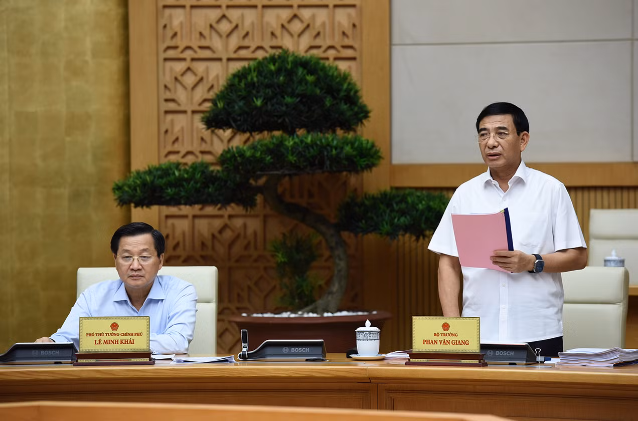 Bộ trưởng Quốc phòng Phan Văn Giang phát biểu tại phiên họp.