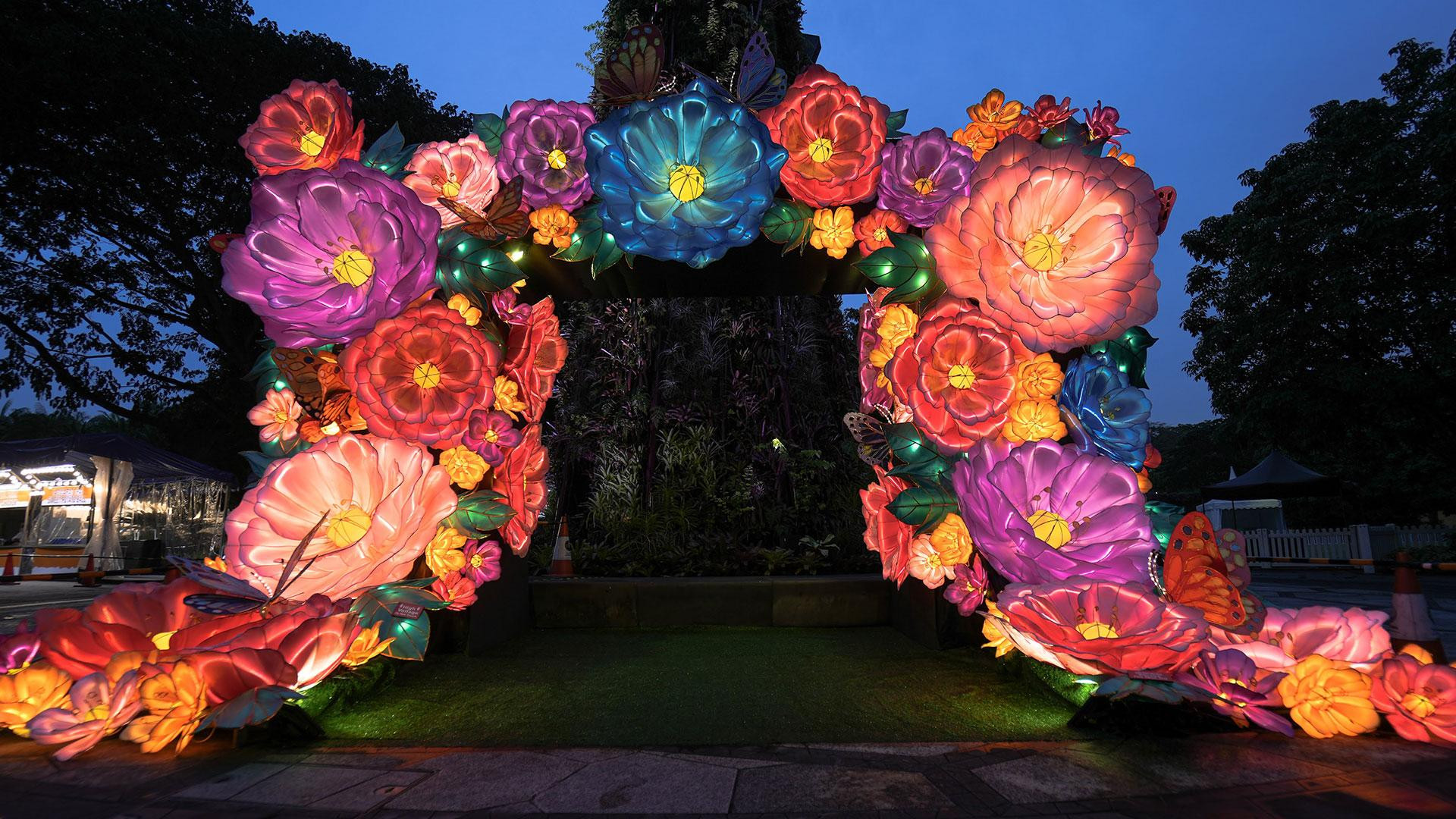 Tán hoa rực rỡ của hàng chục đèn lồng hoa mẫu đơn, loài hoa tượng trưng cho sự giàu có, danh dự, tình yêu và sự thịnh vượng. Tán hoa rực rỡ của hàng chục đèn lồng hoa mẫu đơn, loài hoa tượng trưng cho sự giàu có, danh dự, tình yêu và sự thịnh vượng.