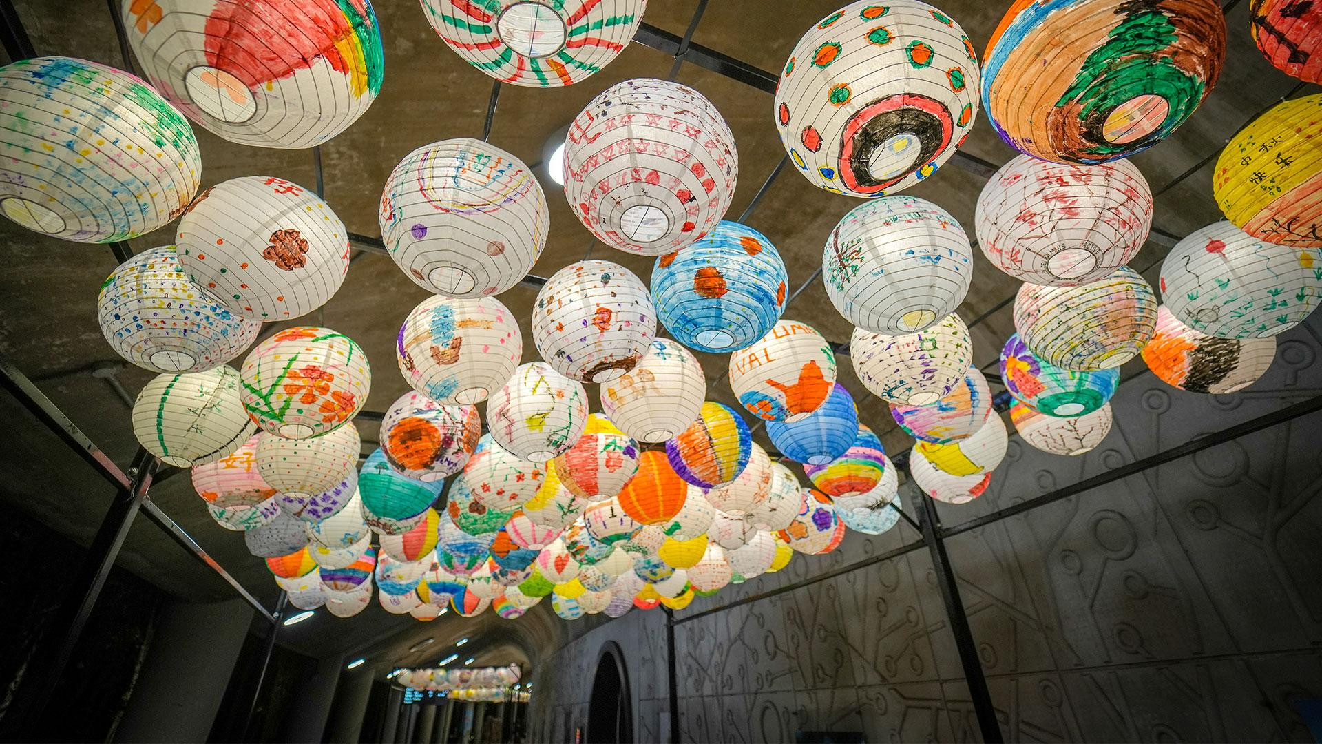 Khó có thể bỏ lỡ cơ hội được chụp ảnh cùng những người thân yêu dưới những chiếc đèn lồng giấy đầy màu sắc rực rỡ này. Khó có thể bỏ lỡ cơ hội được chụp ảnh cùng những người thân yêu dưới những chiếc đèn lồng giấy đầy màu sắc rực rỡ này.