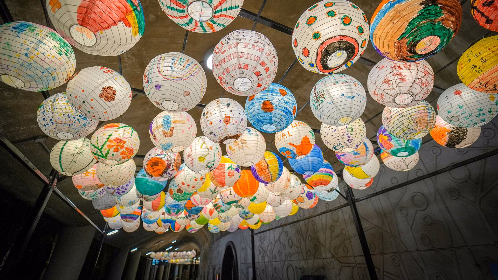 Khó có thể bỏ lỡ cơ hội được chụp ảnh cùng những người thân yêu dưới những chiếc đèn lồng giấy đầy màu sắc rực rỡ này.