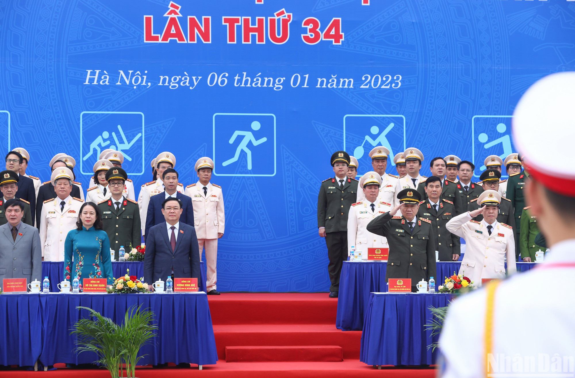 Chủ tịch Quốc hội Vương Đình Huệ và các đại biểu thực hiện nghi thức chào cờ. (Ảnh: THÀNH ĐẠT)