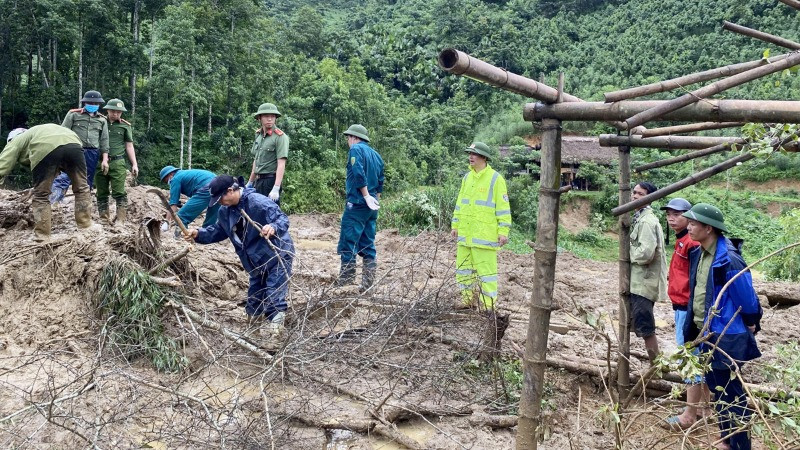 Lực lượng chức năng tìm kiếm người mất tích tại thôn Làng Nủ, xã Phúc Khánh, huyện Bảo Yên.