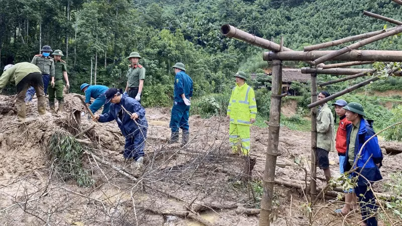 Lực lượng chức năng tìm kiếm người mất tích tại thôn Làng Nủ, xã Phúc Khánh, huyện Bảo Yên.