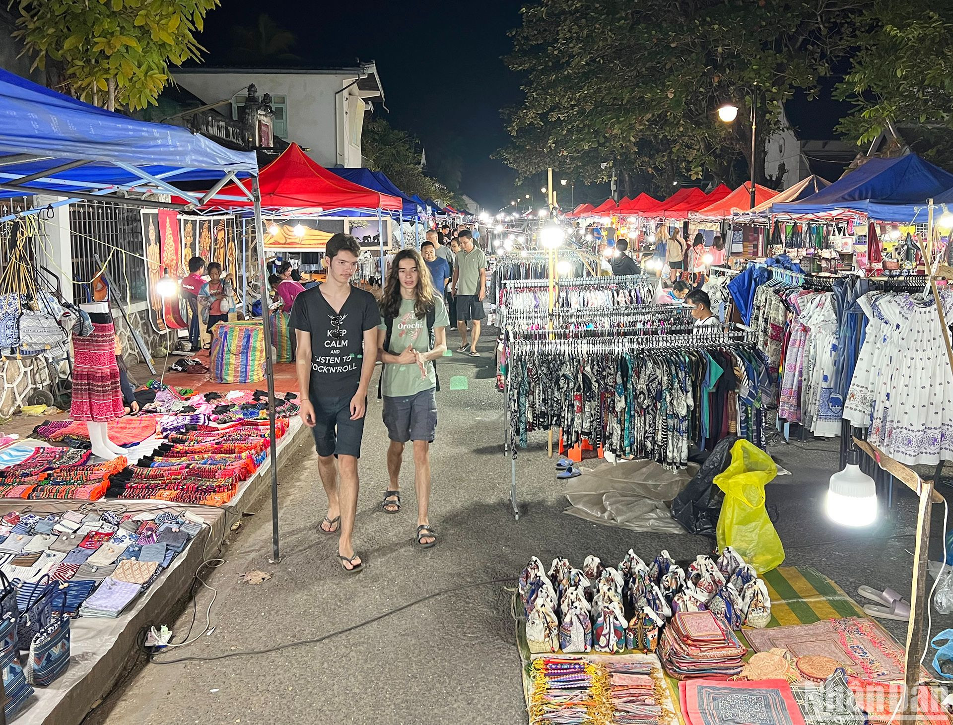 Chợ đêm Luang Prabang luôn tấp nập du khách vào mỗi khi mặt trời lặn, là nơi bày bán nhiều mặt hàng thủ công mỹ nghệ độc đáo. (Ảnh: TRỊNH DŨNG)