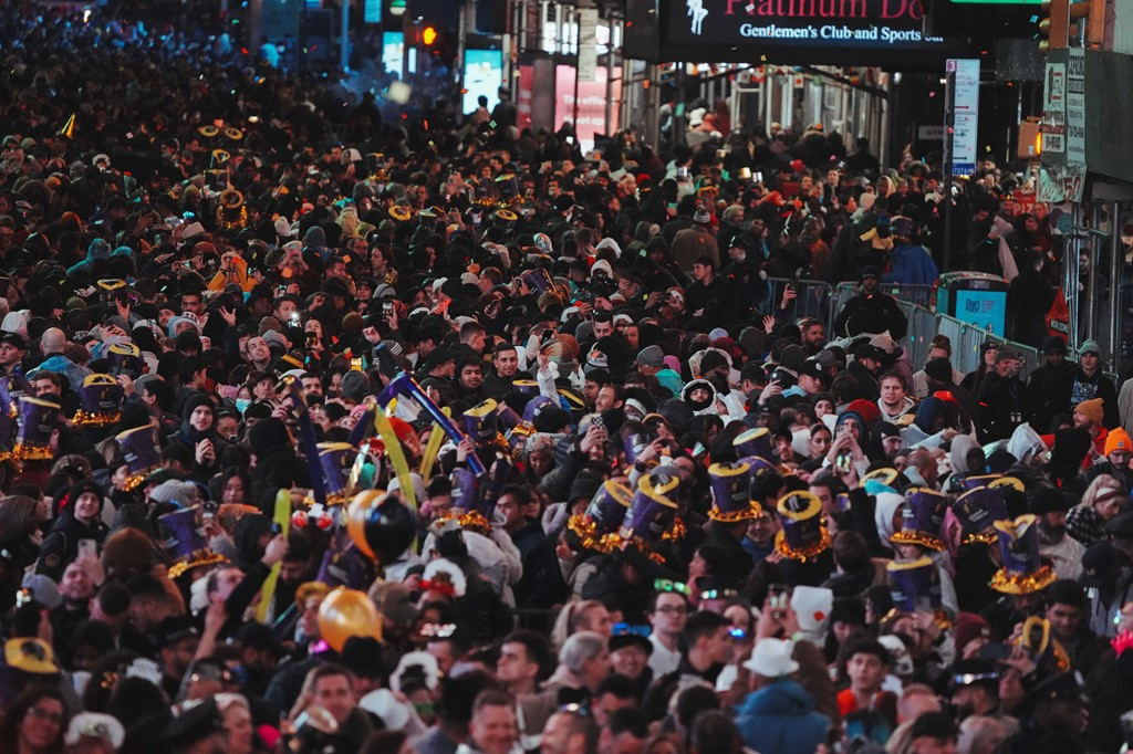 Bất chấp thời tiết không thuận lợi, Quảng trường Thời đại chật cứng người vào thời khắc trước giao thừa. (Ảnh: Sky News)