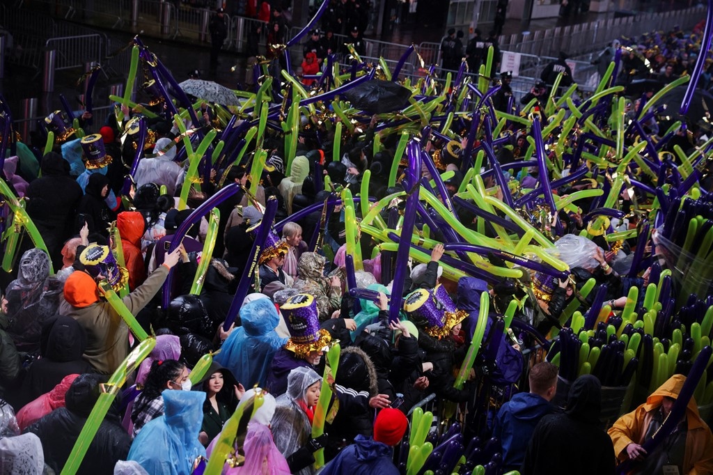 Quảng trường Thời đại chật cứng người vào thời khắc trước giao thừa. (Ảnh: Sky News)