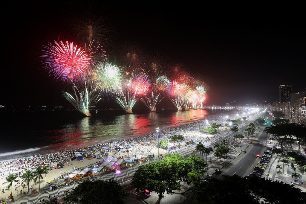 Pháo hoa chào năm mới trên bãi biển Copacabana ở Rio de Janeiro, Brazil. (Ảnh: AP)